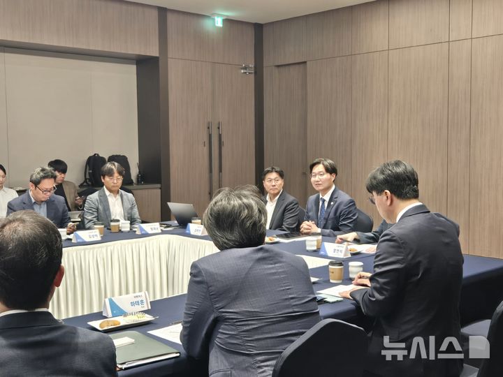 [서울=뉴시스] 윤현성 기자 = 구혁채 과학기술정보통신부 제1차관(오른쪽 두번째)이 1일 서울대학교에서 '7대 SEED' 양자기술 분야의 연구성과를 창업과 사업화로 연결하기 위한 연구현장 간담회에서 인사말을 하고 있다. 2026.10.01. hsyhs@newsis.com