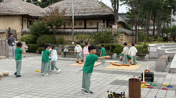 [울산=뉴시스] 울산 중구에서 운영하는 외솔기념관이 한글날 제정 100주년을 맞이해 10월 한 달 동안 외솔 한글 한마당, 한글 수업, 전통놀이 등 한글을 주제로 한 다양한 체험·행사를 운영한다. (사진=울산 중구 제공) photo@newsis.com *재판매 및 DB 금지