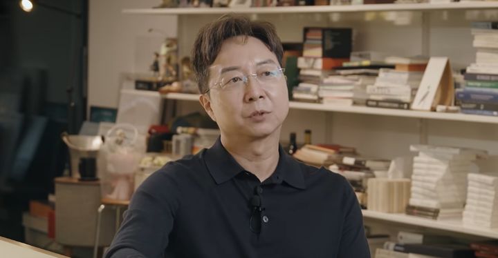 [서울=뉴시스] 유현준 홍익대 건축학과 교수가 구독자 146만 명의 유튜브 채널 '셜록현준'에서 JYP 사옥 앞 고덕동 공원 부지 용도 변경 문제를 지적하고 있다. (사진=유튜브 '셜록현준' 캡처) 2026.10.01.