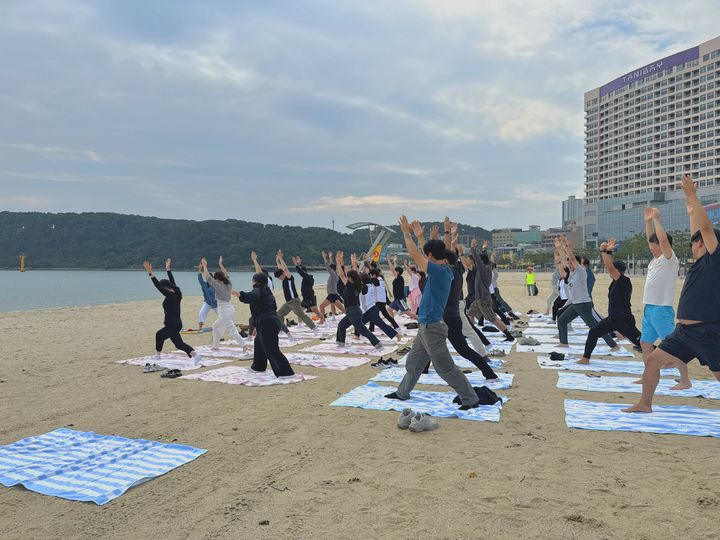 [울산=뉴시스]1일 소방공무원과 재난·안전 담당 공무원 등 35명이 울산 동구 일산해수욕장에서 해변 요가를 진행하고 있다. (사진=동구 제공). 2026.10.01. photo@newsis.com *재판매 및 DB 금지