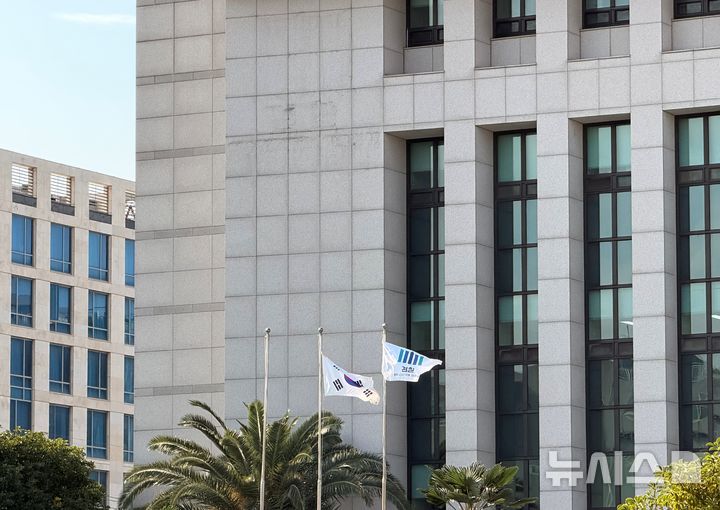 [제주=뉴시스] 김수환 기자 = 검찰개혁에 따라 2일부터 제주지검이 '제주공소청'으로 전환되는 가운데 1일 오후 제주지검 건물 외벽의 '검찰' 간판이 철거된 채 검찰 깃발이 나부끼고 있다. 2026.10.01. notedsh@newsis.com
