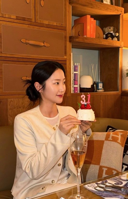 [서울=뉴시스] 양궁 선수 박정윤이 뛰어난 외모와 실력으로 주목 받고 있다. (사진=양궁 선수 박정윤 인스타그램 캡처)