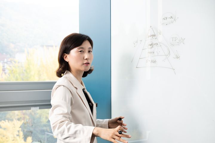 [서울=뉴시스] 1일 삼성서울병원에 따르면 김미진·권이영 소아청소년과 교수 연구팀은 환자의 기존 치료 이력을 고려해 이후 약물 치료 전략을 세울 필요가 있다는 연구 결과를 국제 학술지에 게재했다. 사진은 김미진 교수의 모습. (사진=삼성서울병원 제공) 2026.10.01. photo@newsis.com *재판매 및 DB 금지