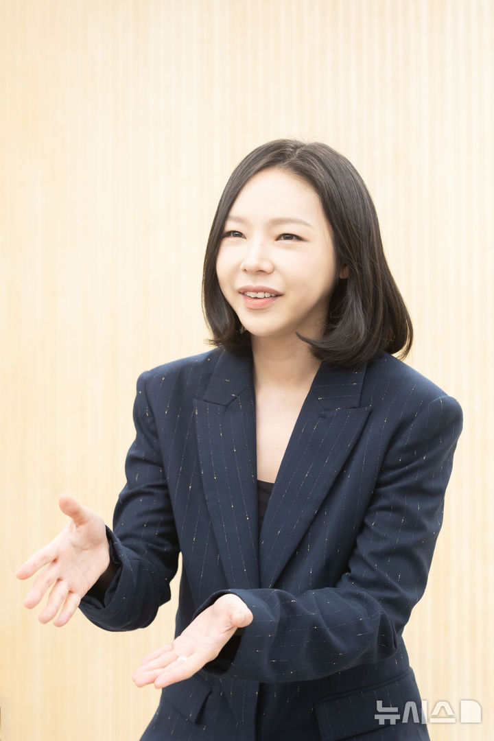 [서울=뉴시스] 지휘자 겸 예술감독 진솔(39)이 1일 서울 서초구 방배동 피네타홀에서 열린 라운드 인터뷰에서 기자 질문에 답변하고 있다. (사진=아르티제) 2026. 10. 01. photo@newsis.com