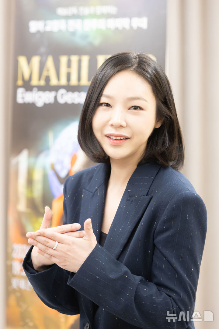  [서울=뉴시스] 지휘자 겸 예술감독 진솔(39)이 1일 서울 서초구 방배동 피네타홀에서 열린 라운드 인터뷰를 앞두고 기념 촬영을 하고 있다. (사진=아르티제) 2026. 10. 01. photo@newsis.com