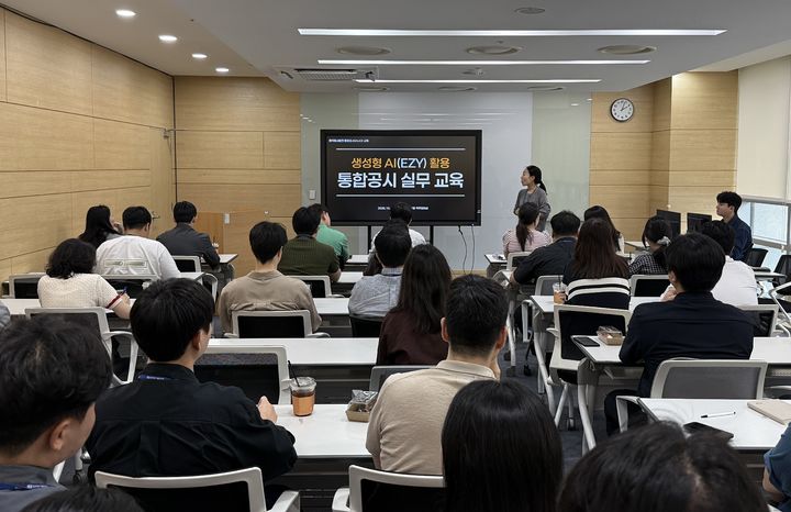 [울산=뉴시스] 1일 한국동서발전 중구 본사에서 공시 담당자들을 대상으로 인공지능(AI)를 활용한 통합공시 검증 교육에서 부서별 공시 담당자들이 사내 생성형 AI(EZY)를 활용한 공시자료 사전검증 활용법을 배우고 있다. (사진=한국동서발전 제공) 2026.10.01. photo@newsis.com *재판매 및 DB 금지