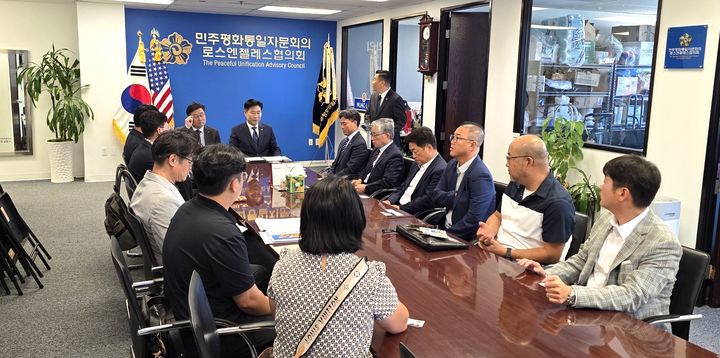 [횡성=뉴시스] 횡성군과 민주평화통일자문회의 로스앤젤레스협의회가 업무협약을 체결하고 있다. (사진=횡성군 제공) 2026.10.01. photo@newsis.com *재판매 및 DB 금지