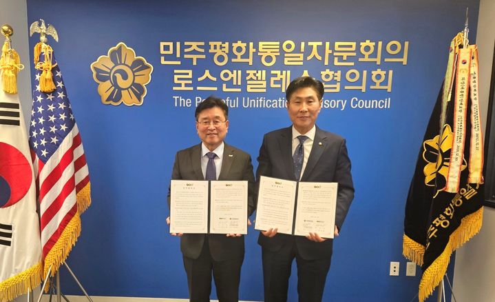 [횡성=뉴시스] 장신상 횡성군수(왼쪽)와 장병우 민주평화통일자문회의 로스앤젤레스협의회장(오른쪽)이 업무협약서를 들고 기념촬영을 하고 있다. (사진=횡성군 제공) 2026.10.01. photo@newsis.com *재판매 및 DB 금지