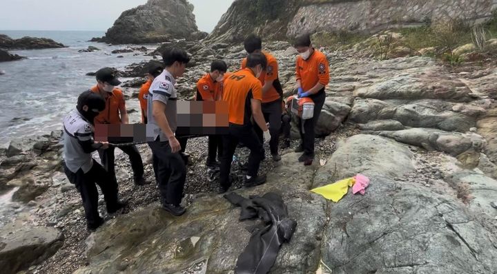 [부산=뉴시스] 1일 오후 부산 해운대구 송정방파제 인근 해상에서 심정지로 발견된 70대 해녀가 해경에 구조됐지만, 사망했다. (사진=부산해양경찰서 제공) 2026.10.01. photo@newsis.com *재판매 및 DB 금지
