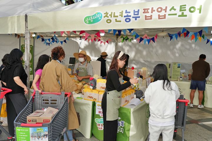 [서울=뉴시스] 롯데마트·슈퍼 청년농부 팝업스토어 전경 (사진=롯데마트·슈퍼 제공) 2026.10.02. photo@newsis.com *재판매 및 DB 금지
