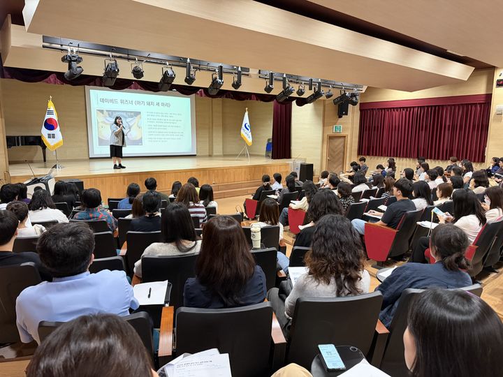 [창원=뉴시스]1일 경상남도교육청 공감홀에서 2026. 문해력 증진 독서 실천 프로그램 운영 교사 연수를 개최하고 있는 모습.(사진=경남교육청 제공) 2026.10.01.photo@newsis.com *재판매 및 DB 금지