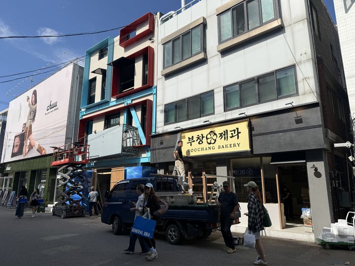 [서울=뉴시스] 주다영 인턴기자 = 서울 성동구 성수동에서 건물 리모델링 공사가 진행되고 있다. 2026.10.01. photo@newsis.com *재판매 및 DB 금지