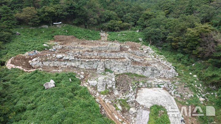 [창원=뉴시스]경상남도기념물로 지정된 남해군 서면 서호리 산178-1 일원 '남해 대장군지(南海 大將軍址)' 축대 및 전체 전경.(사진=경남도 제공) 2026.10.01.photo@newsis.com