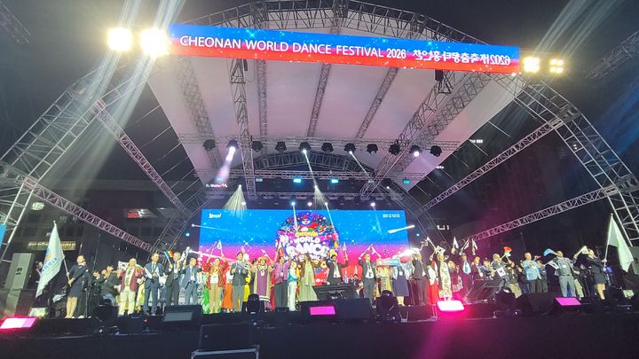 [천안=뉴시스] 최영민 기자=1일 천안종합운동장 주무대에서 천안흥타령춤축제2026이 개막했다. 2026.10.01 ymchoi@newsis.com *재판매 및 DB 금지