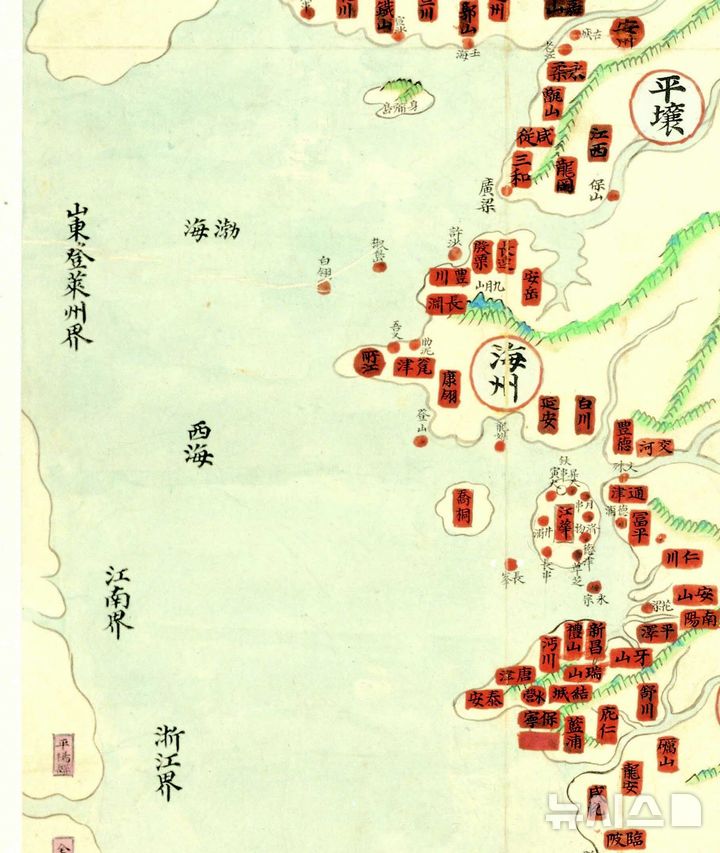 [제주=뉴시스] 규장각한국학연구원 소장 여지도에 수록된 조선일본유구국도 일부. 한반도 서쪽 바다에 ‘서해(西海)’, 그 북쪽 해역에 ‘발해(渤海)’가 표기돼 있다. (사진 제공=오상학 제주대 교수) photo@newsis.com