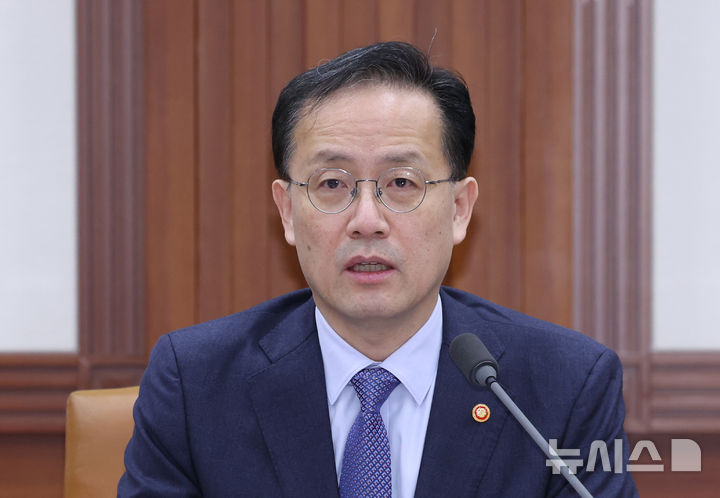 [서울=뉴시스] 조수정 기자 = 이형일 경제부총리 겸 재정경제부 장관이 1일 오전 서울 종로구 정부서울청사에서 비상경제본부회의 겸 경제관계장관회의를 주재하고 있다. 2026.10.01. chocrystal@newsis.com