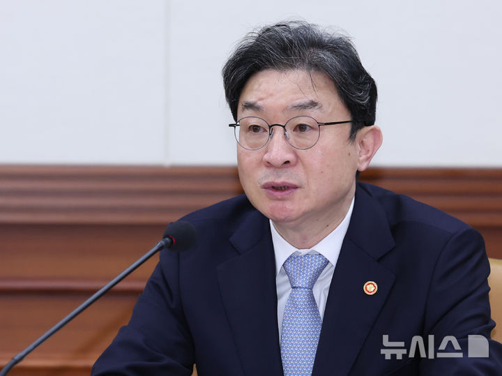 [서울=뉴시스] 조수정 기자 = 이억원 금융위원장이 1일 오전 서울 종로구 정부서울청사에서 열린 비상경제본부회의 겸 경제관계장관회의에서 안건보고를 하고 있다. 2026.10.01. chocrystal@newsis.com