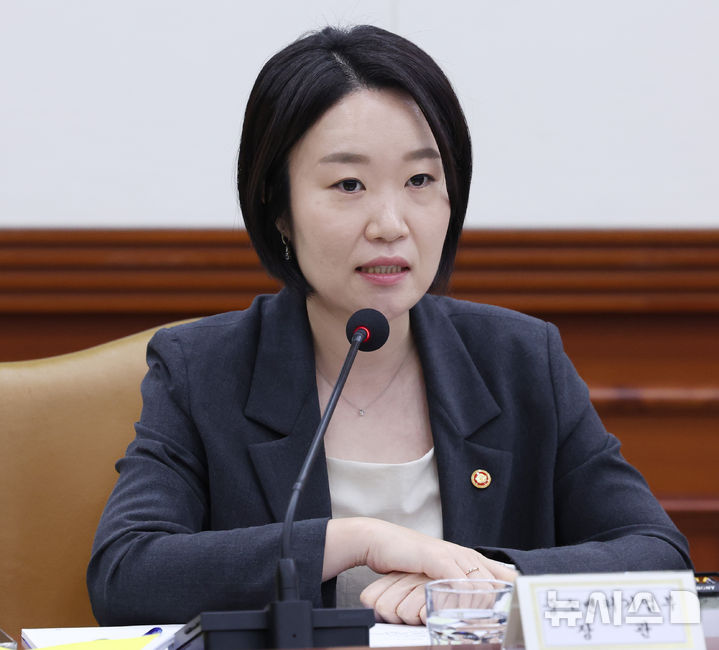 [서울=뉴시스] 조수정 기자 = 이소영 중소벤처기업부 장관이 지난 1일 오전 서울 종로구 정부서울청사에서 열린 비상경제본부회의 겸 경제관계장관회의에서 안건보고를 하고 있다. 2026.10.01. chocrystal@newsis.com