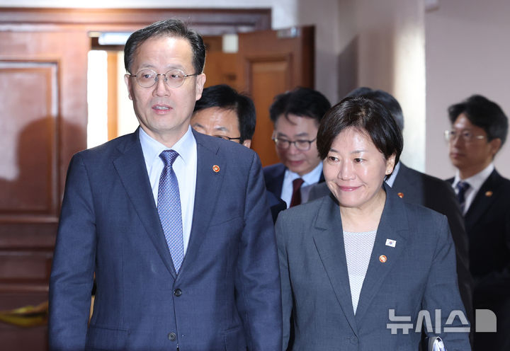 [서울=뉴시스] 조수정 기자 = 이형일 경제부총리 겸 재정경제부 장관이 1일 오전 서울 종로구 정부서울청사에서 비상경제본부회의 겸 경제관계장관회의를 주재하기 위해 회의실에 입장하고 있다. 오른쪽은 송미령 농림축산식품부 장관. 2026.10.01. chocrystal@newsis.com