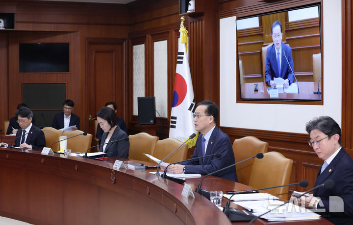 [서울=뉴시스] 조수정 기자 = 이형일 경제부총리 겸 재정경제부 장관이 1일 오전 서울 종로구 정부서울청사에서 비상경제본부회의 겸 경제관계장관회의를 주재하고 있다. 왼쪽부터 홍지선 국토교통부 장관, 이소영 중소벤처기업부 장관, 이 부총리, 이억원 금융위원장. 2026.10.01. chocrystal@newsis.com