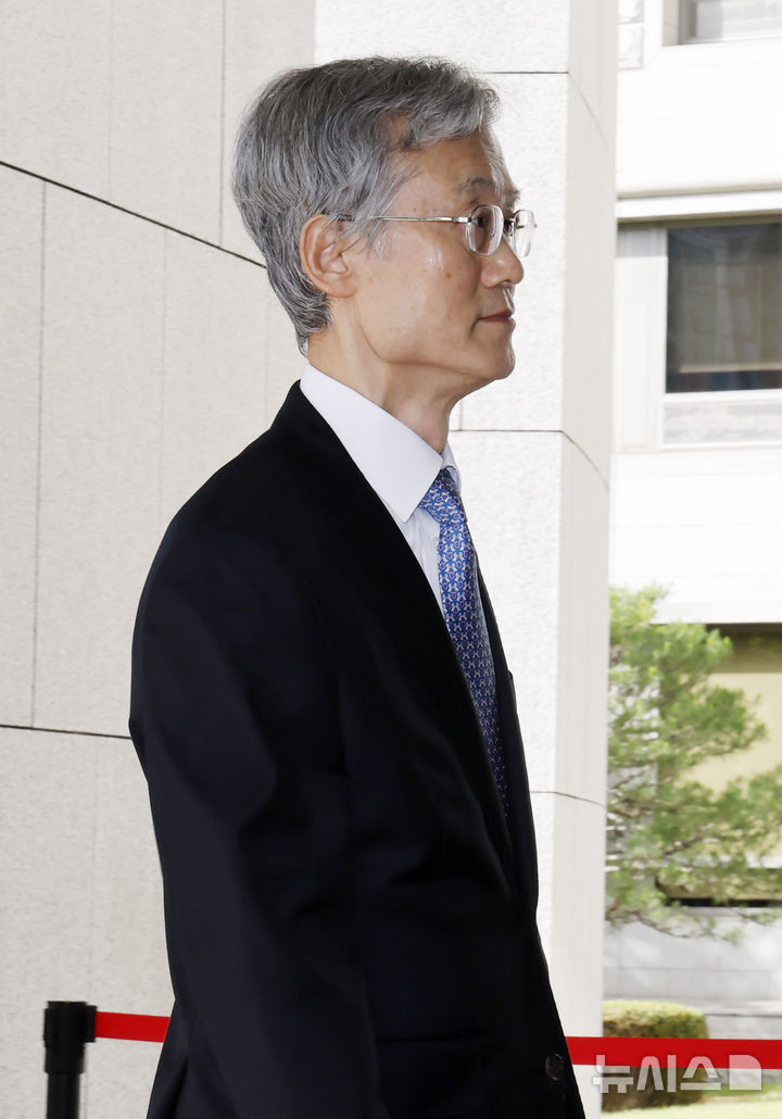 [서울=뉴시스] 김혜진 기자 = 조희대 대법원장이 1일 오전 서울 서초구 대법원 청사로 출근하고 있다. 2026.10.01. jini@newsis.com