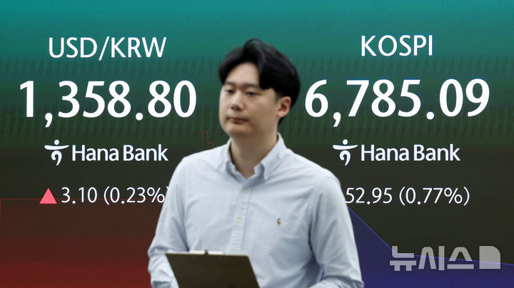 [서울=뉴시스] 조성우 기자 = 코스피가 전 거래일보다 23.55포인트(0.34%) 내린 6814.49에 개장한 1일 서울 중구 하나은행 딜링룸 전광판에 지수가 표시되고 있다. 코스닥 지수는 1.95포인트(0.23%) 내린 853.96에 거래를 시작했다. 2026.10.01. xconfind@newsis.com