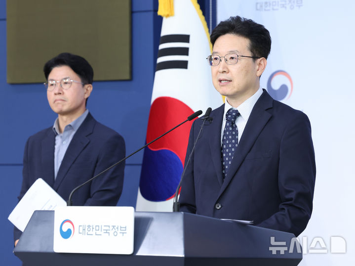 [서울=뉴시스] 조수정 기자 = 황규철 행정안전부 인공지능정부실장이 1일 오전 서울 종로구 정부서울청사 별관에서 공공부문 사이버보안 책임성 강화방안 관련 행안부·국가정보원·인사혁신처·개인정보보호위원회 등 관계부처 합동 브리핑을 하고 있다. 2026.10.01. chocrystal@newsis.com