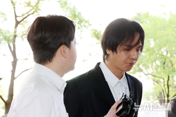 [서울=뉴시스] 고승민 기자 = 사회복무요원 근무 중 102일간 무단결근한 혐의로 재판에 넘겨진 그룹 위너 멤버 송민호가 1일 1심 선고기일을 위해 서울서부지방법원으로 출석하던 중 취재진 질문을 받고 있다. 2026.10.01. kkssmm99@newsis.com