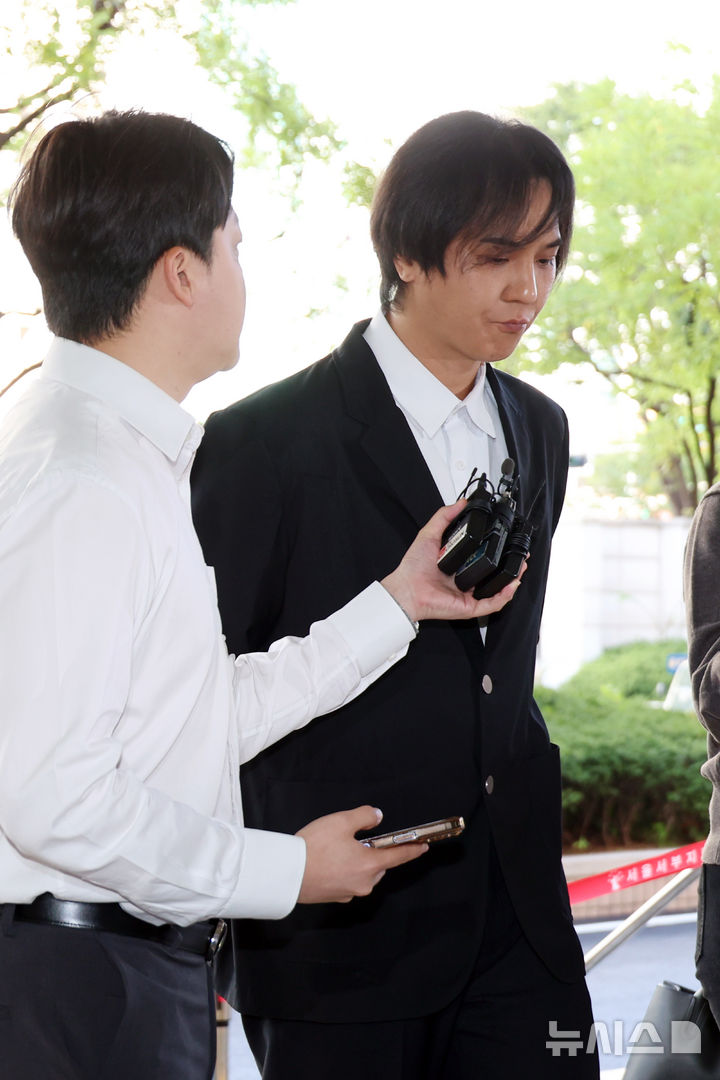 [서울=뉴시스] 고승민 기자 = 사회복무요원 근무 중 102일간 무단결근한 혐의로 재판에 넘겨진 그룹 위너 멤버 송민호가 1일 1심 선고기일을 위해 서울서부지방법원으로 출석하던 중 취재진 질문을 받고 있다. 2026.10.01. kkssmm99@newsis.com
