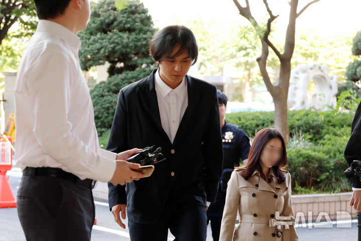 [서울=뉴시스] 고승민 기자 = 사회복무요원 근무 중 102일간 무단결근한 혐의로 재판에 넘겨진 그룹 위너 멤버 송민호가 1일 1심 선고기일을 위해 서울서부지방법원으로 출석하고 있다. 2026.10.01. kkssmm99@newsis.com