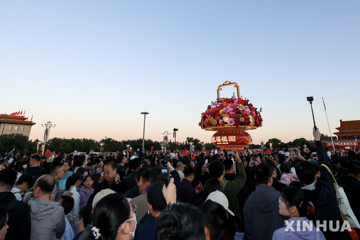 [베이징=신화/뉴시스] 중국 건국 77주년 기념일인 1일 베이징 톈안먼 광장에 국기 게양식을 보려는 많은 사람들이 모여 있다. 이날 중국 전역에서 다양한 국경절 기념행사가 열렸다. 2026.10.02