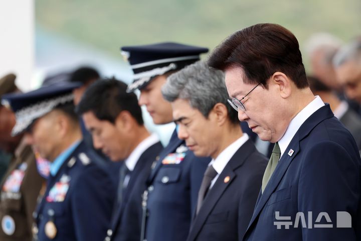 [계룡=뉴시스] 조성봉 기자 = 이재명 대통령이 1일 충남 계룡대 활주로에서 열린 제78회 국군의 날 기념식에서 묵념을 하고 있다.2026.10.01. suncho21@newsis.com