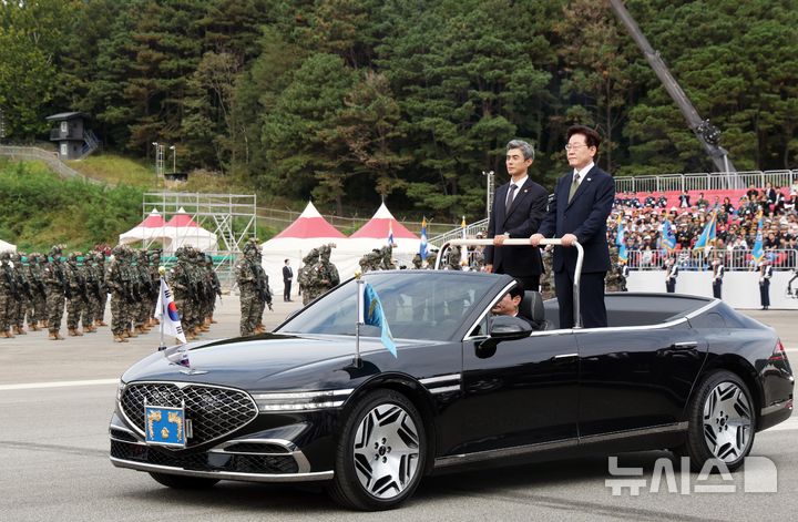 [계룡=뉴시스] 조성봉 기자 = 이재명 대통령이 1일 충남 계룡대 활주로에서 열린 제78회 국군의 날 기념식에서 열병차량에 탑승해 사열을 하고 있다.2026.10.01. suncho21@newsis.com