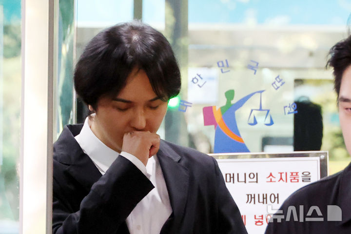 [서울=뉴시스] 고승민 기자 = 사회복무요원 근무 중 102일간 무단결근한 혐의로 재판에 넘겨진 그룹 위너 멤버 송민호가 1일 서울서부지방법원에서 열린 1심 선고공판에서 징역 1년, 집행유예 2년을 선고받은 뒤 법원을 나서고 있다. 2026.10.01. kkssmm99@newsis.com