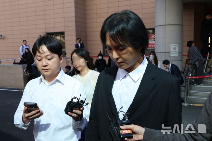 [서울=뉴시스] 고승민 기자 = 사회복무요원 근무 중 102일간 무단결근한 혐의로 재판에 넘겨진 그룹 위너 멤버 송민호가 1일 서울서부지방법원에서 열린 1심 선고공판에서 징역 1년, 집행유예 2년을 선고받은 뒤 취재진 질문을 들으며 법원을 나서고 있다. 2026.10.01. kkssmm99@newsis.com