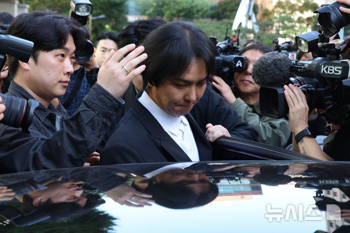 [서울=뉴시스] 고승민 기자 = 사회복무요원 근무 중 102일간 무단결근한 혐의로 재판에 넘겨진 그룹 위너 멤버 송민호가 1일 서울서부지방법원에서 열린 1심 선고공판에서 징역 1년, 집행유예 2년을 선고받은 뒤 취재진 질문을 들으며 법원을 나서고 있다. 2026.10.01. kkssmm99@newsis.com