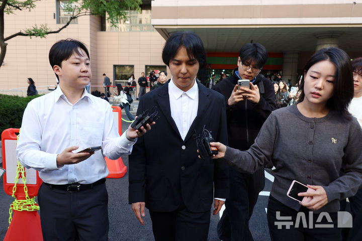 [서울=뉴시스] 고승민 기자 = 사회복무요원 근무 중 102일간 무단결근한 혐의로 재판에 넘겨진 그룹 위너 멤버 송민호가 1일 서울서부지방법원에서 열린 1심 선고공판에서 징역 1년, 집행유예 2년을 선고받은 뒤 취재진 질문을 들으며 법원을 나서고 있다. 2026.10.01. kkssmm99@newsis.com