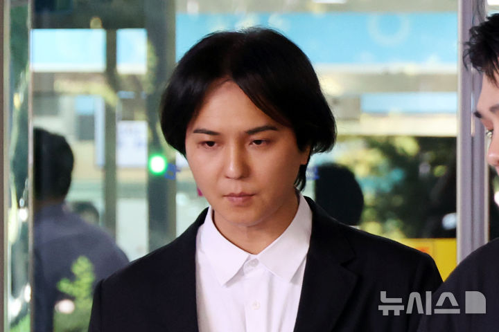 [서울=뉴시스] 고승민 기자 = 사회복무요원 근무 중 102일간 무단결근한 혐의로 재판에 넘겨진 그룹 위너 멤버 송민호가 1일 서울서부지방법원에서 열린 1심 선고공판에서 징역 1년, 집행유예 2년을 선고받은 뒤 취재진 질문을 들으며 법원을 나서고 있다. 2026.10.01. kkssmm99@newsis.com