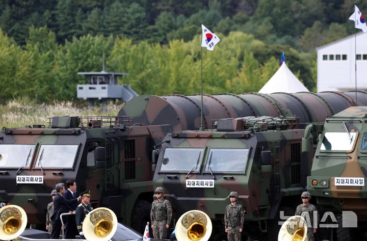 [계룡=뉴시스] 조성봉 기자 = 이재명 대통령이 1일 충남 계룡대 활주로에서 열린 제78회 국군의 날 기념식에서 열병차량에 탑승해 사열을 하고 있다.2026.10.01. suncho21@newsis.com