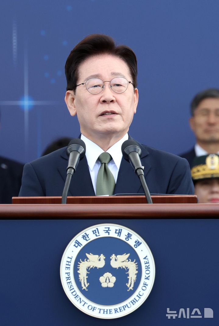 [계룡=뉴시스] 조성봉 기자 = 이재명 대통령이 1일 충남 계룡대 활주로에서 열린 제78회 국군의 날 기념식에서 기념사를 하고 있다.2026.10.01. suncho21@newsis.com
