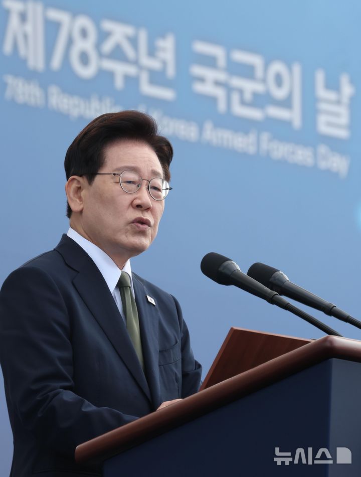 [계룡=뉴시스] 조성봉 기자 = 이재명 대통령이 1일 충남 계룡대 활주로에서 열린 제78회 국군의 날 기념식에서 기념사를 하고 있다.2026.10.01. suncho21@newsis.com