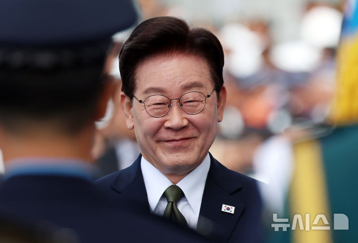 [계룡=뉴시스] 조성봉 기자 = 이재명 대통령이 1일 충남 계룡대 활주로에서 열린 제78회 국군의 날 기념식에서 표창 수여 중 미소를 짓고 있다.2026.10.01. suncho21@newsis.com