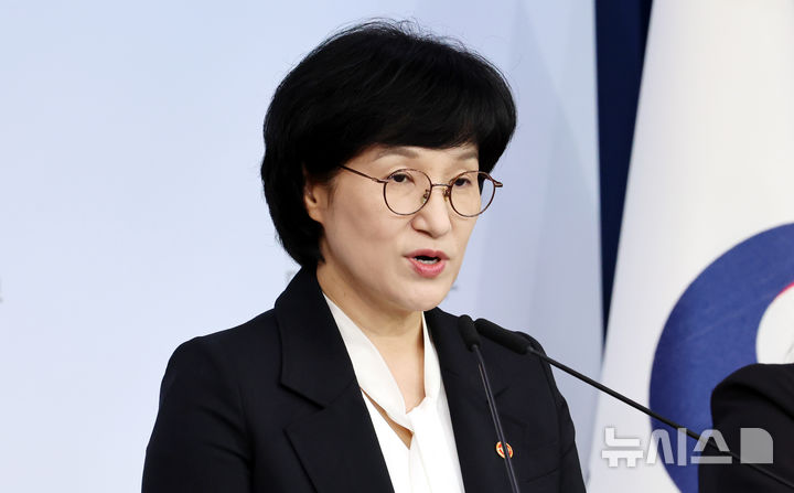 [서울=뉴시스] 박영태 기자 = 원민경 성평등가족부 장관이 지난 1일 오전 서울 종로구 정부서울청사 별관 브리핑실에서 성평등가족부 1주년 관련 브리핑을 하고 있다. 2026.10.01. since1999@newsis.com