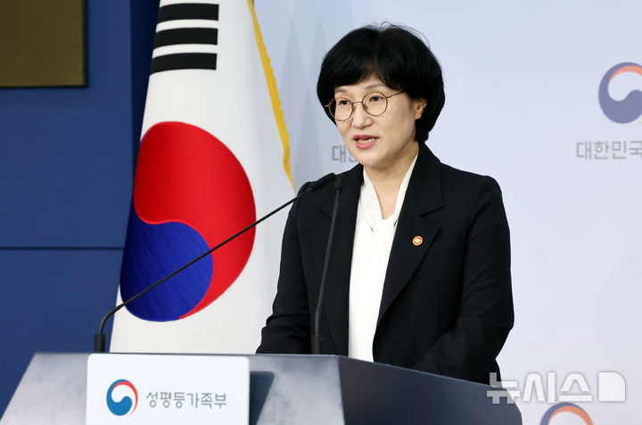 [서울=뉴시스] 박영태 기자 = 원민경 성평등가족부 장관이 1일 오전 서울 종로구 정부서울청사 별관 브리핑실에서 성평등가족부 1주년 관련 브리핑을 하고 있다. 2026.10.01. since1999@newsis.com
