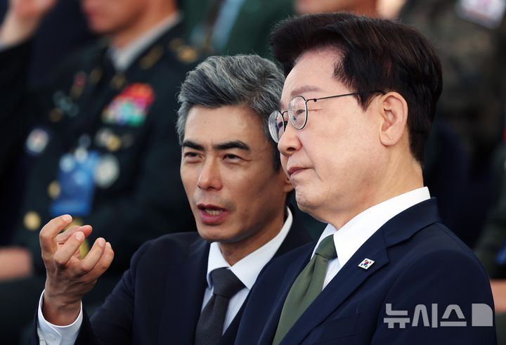 [계룡=뉴시스] 조성봉 기자 = 이재명 대통령이 1일 충남 계룡대 활주로에서 열린 제78회 국군의 날 기념식에서 강신철 국방부 장관과 대화하고 있다.2026.10.01. suncho21@newsis.com