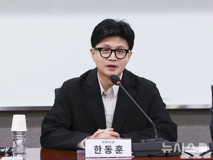 [서울=뉴시스] 김근수 기자 = 한동훈 무소속 의원이 1일 오전 서울 여의도 국회 의원회관에서 ‘검찰 폐지, 내일부터 지옥문이 열린다’ 국회 토론회에 참석해 발언하고 있다. 2026.10.01. ks@newsis.com