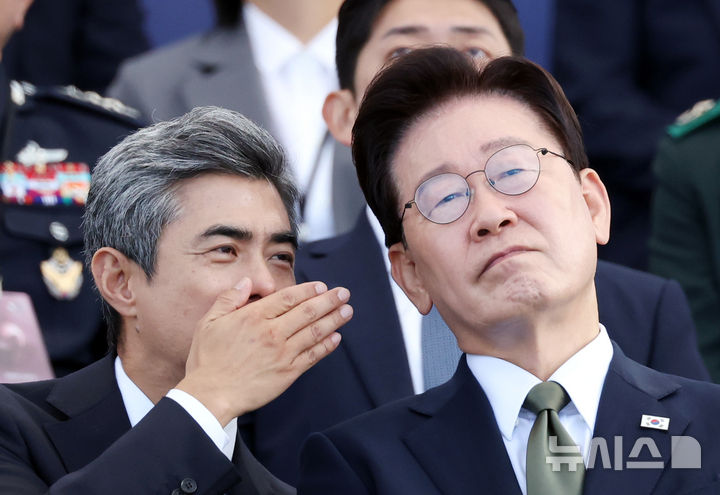 [계룡=뉴시스] 조성봉 기자 = 이재명 대통령이 1일 충남 계룡대 활주로에서 열린 제78회 국군의 날 기념식에서 강신철 국방부 장관과 대화하고 있다.2026.10.01. suncho21@newsis.com