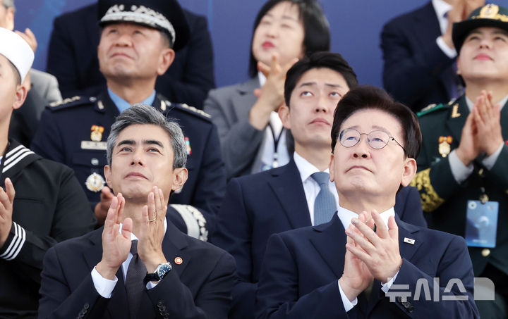 [계룡=뉴시스] 조성봉 기자 = 이재명 대통령이 1일 충남 계룡대 활주로에서 열린 제78회 국군의 날 기념식에서 박수를 치고 있다. 왼쪽은 강신철 국방부 장관. 2026.10.01. suncho21@newsis.com