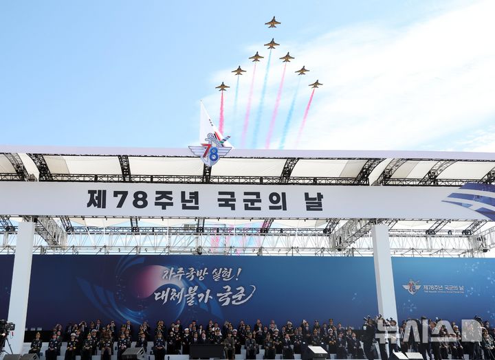 [계룡=뉴시스] 조성봉 기자 = 이재명 대통령이 1일 충남 계룡대 활주로에서 열린 제78회 국군의 날 기념식에서 블랙이글스 고난도 기동을 관람하고 있다.2026.10.01. suncho21@newsis.com