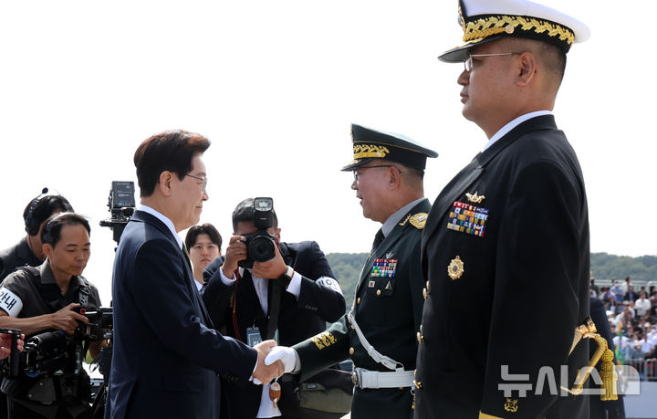 [계룡=뉴시스] 조성봉 기자 = 이재명 대통령이 1일 충남 계룡대 활주로에서 열린 제78회 국군의 날 기념식을 마친 뒤 군 장병을 격려하고 있다.2026.10.01. suncho21@newsis.com
